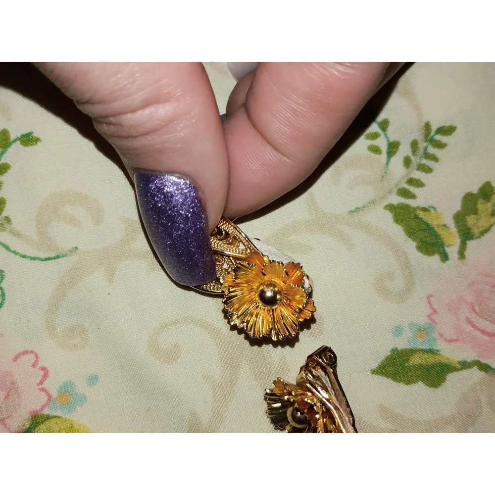 Gold Toned Yellow Flower‎ And Leaf Clip On Earrings Vintage 1 1/4 Inch Unmarked